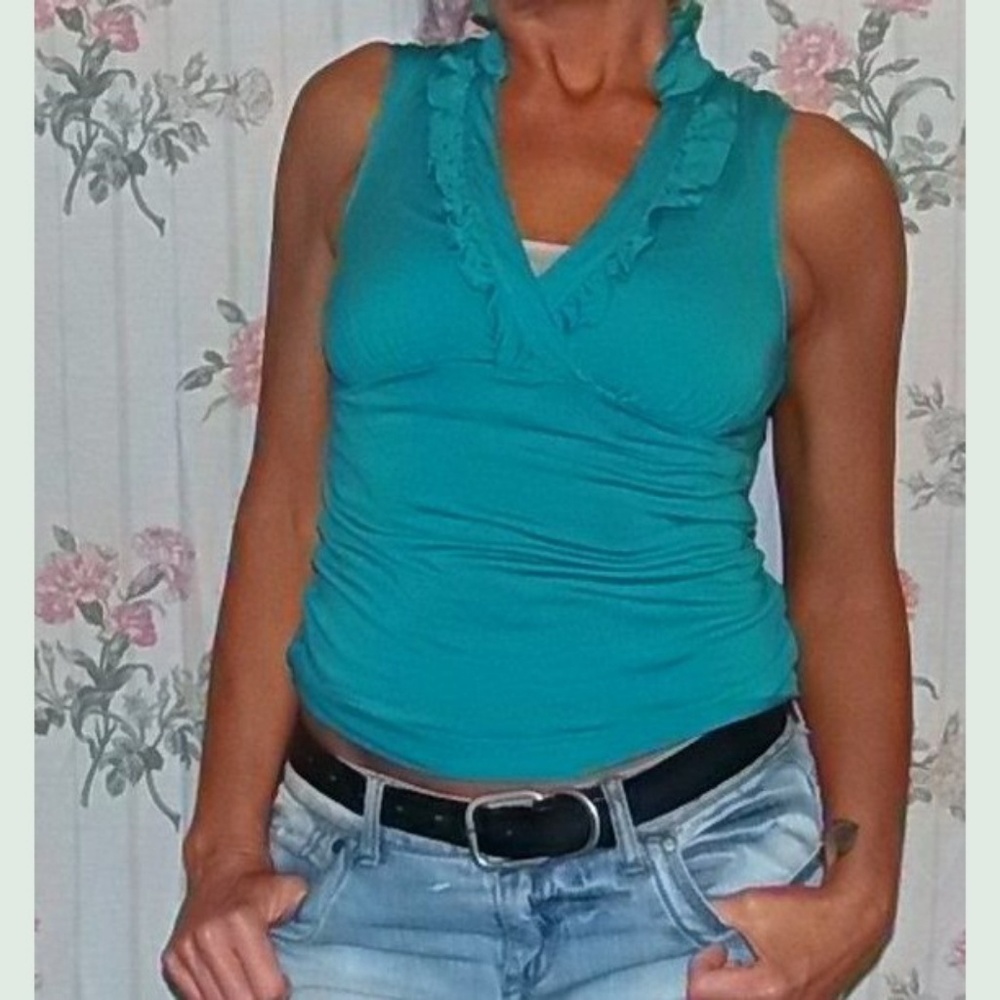 Slashed Back Ruffled T Shirt - Picture 2 of 5